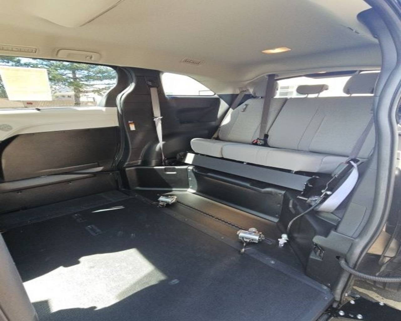 2025 Toyota Sienna LE - Photo 15
