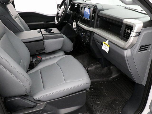 2025 Ford F-450 Super Duty Chassis Cab XL - Photo 28