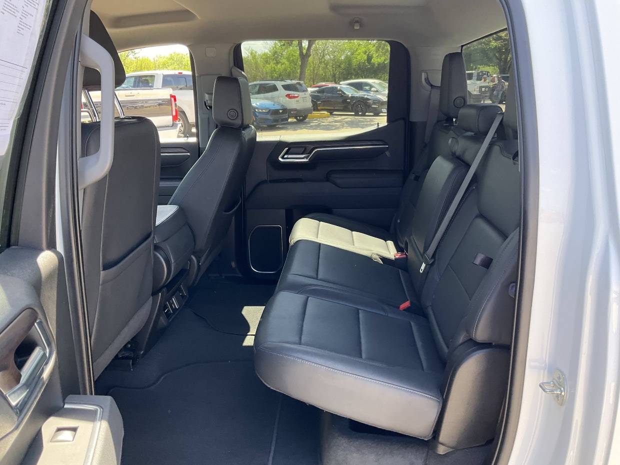 2025 GMC Sierra 1500 SLT - Photo 9
