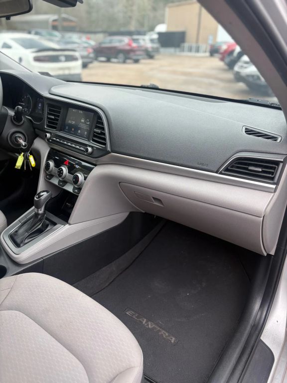 2019 Hyundai Elantra SEL - Photo 17