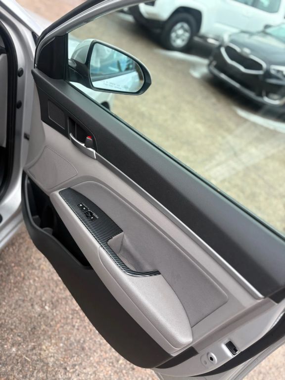 2019 Hyundai Elantra SEL - Photo 18
