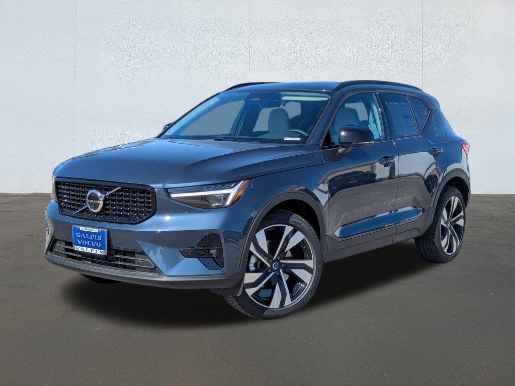 2026 Volvo XC40 B5 Plus Dark