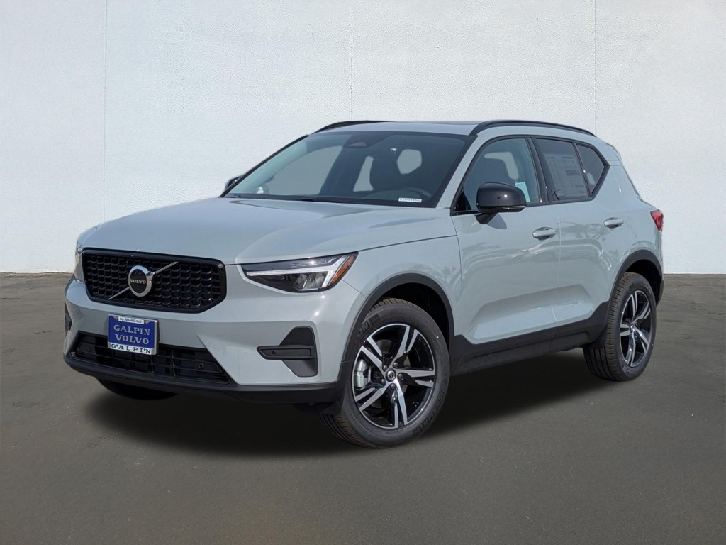 2026 Volvo XC40 Core, B5 AWD Gas (mild hybrid), Dark