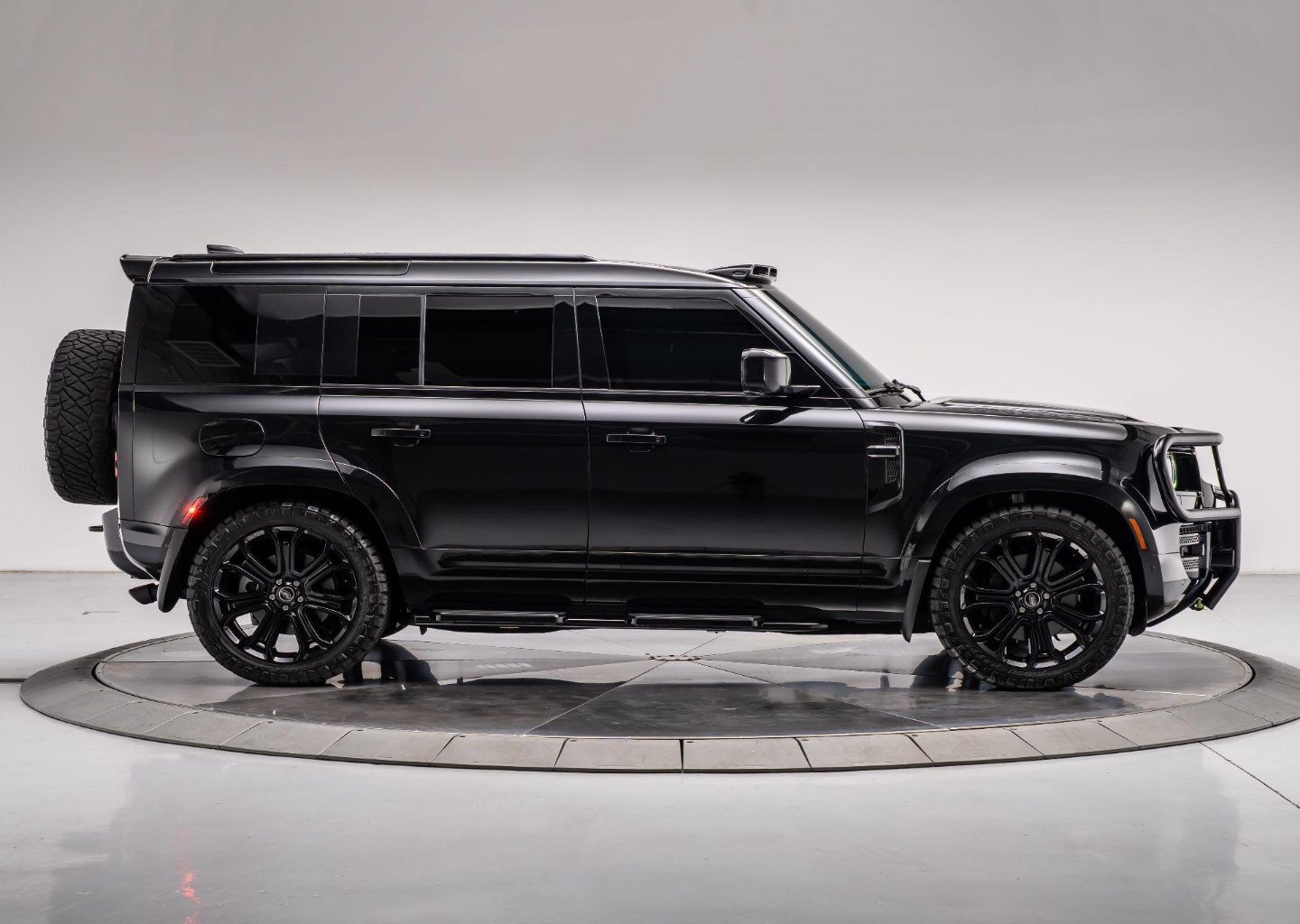 2025 Land Rover Defender X-Dynamic SE - Photo 6
