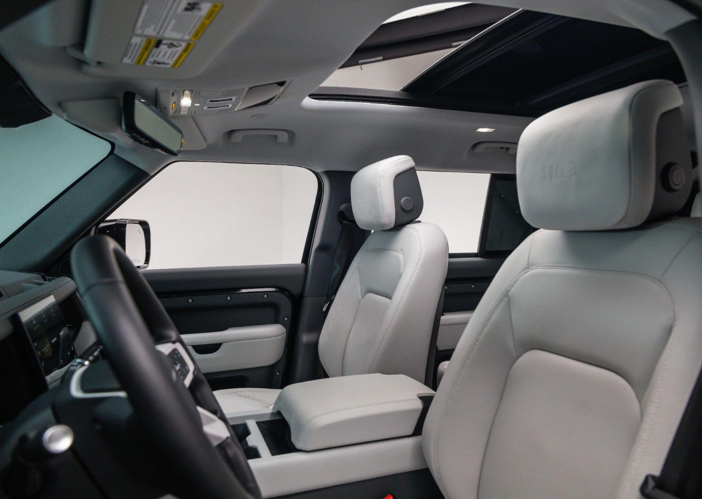2025 Land Rover Defender X-Dynamic SE - Photo 13