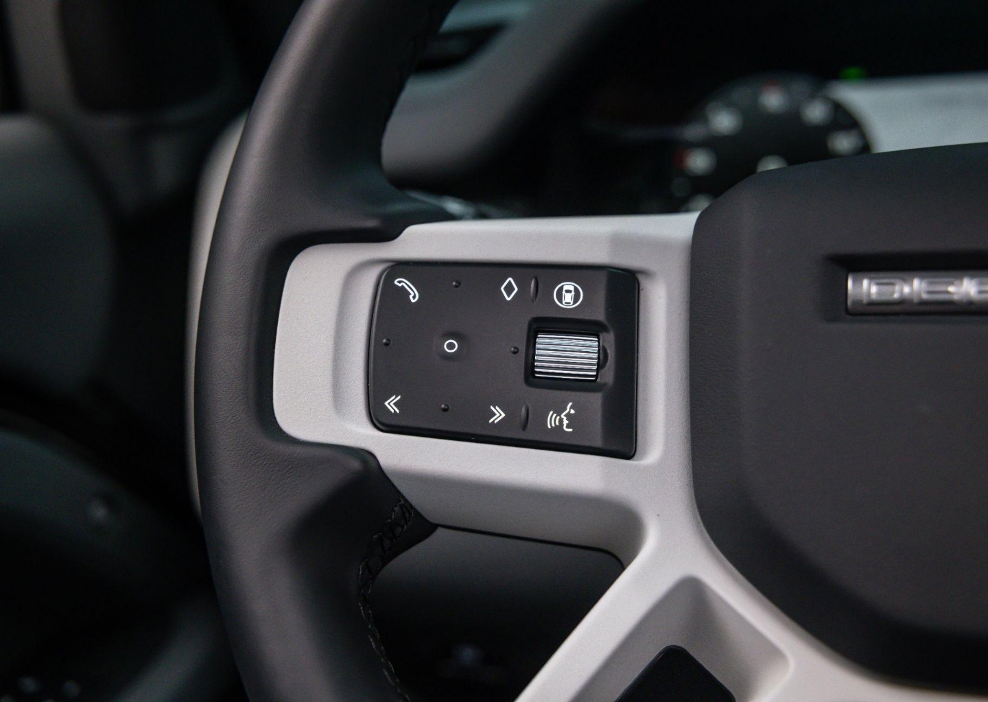 2025 Land Rover Defender X-Dynamic SE - Photo 18