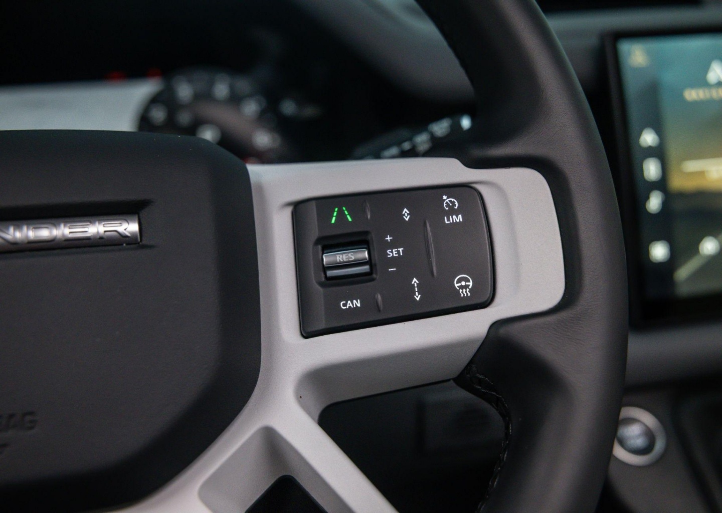 2025 Land Rover Defender X-Dynamic SE - Photo 19