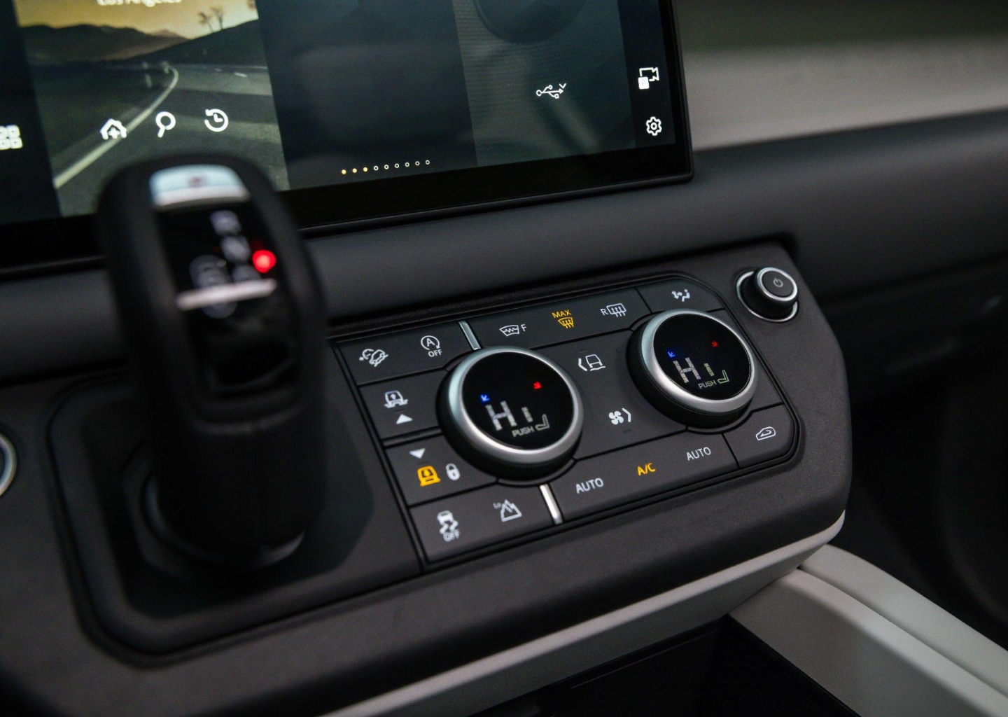 2025 Land Rover Defender X-Dynamic SE - Photo 25