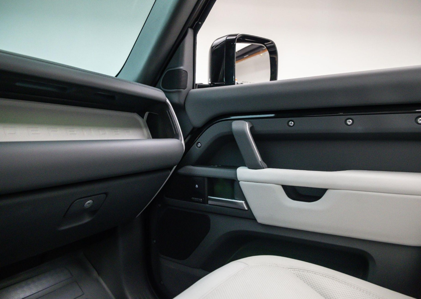2025 Land Rover Defender X-Dynamic SE - Photo 27
