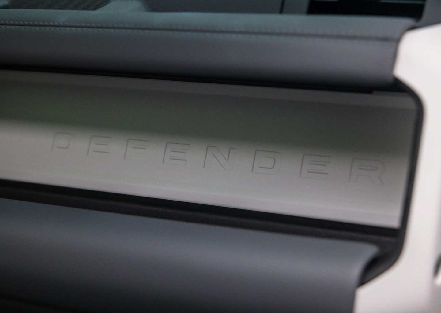 2025 Land Rover Defender X-Dynamic SE - Photo 28