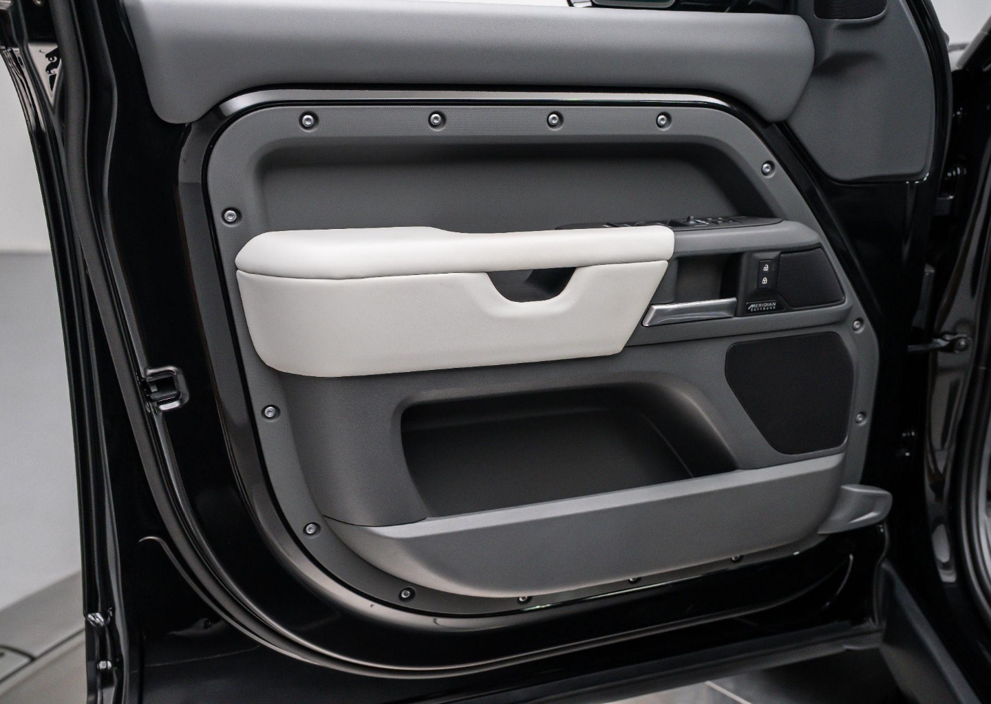 2025 Land Rover Defender X-Dynamic SE - Photo 29