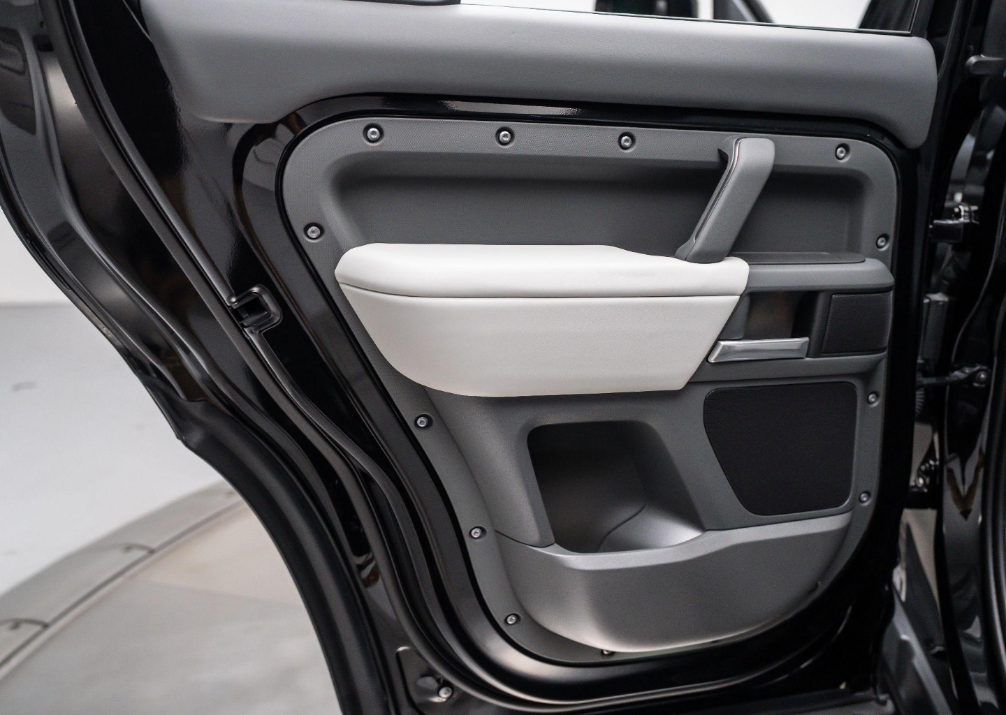2025 Land Rover Defender X-Dynamic SE - Photo 30