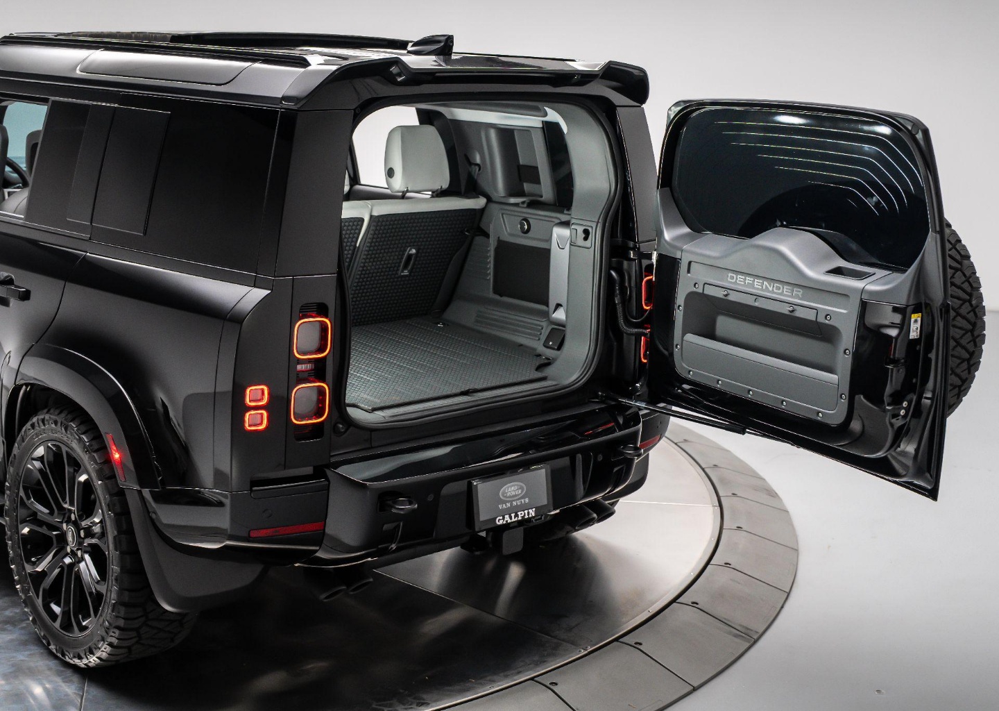 2025 Land Rover Defender X-Dynamic SE - Photo 31