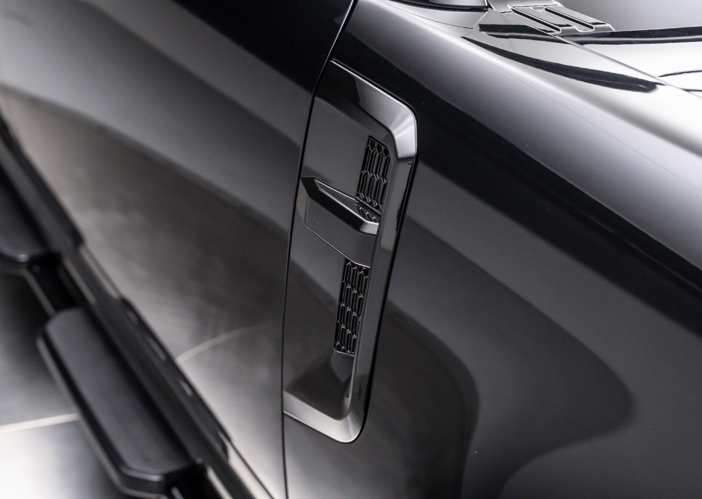 2025 Land Rover Defender X-Dynamic SE - Photo 37