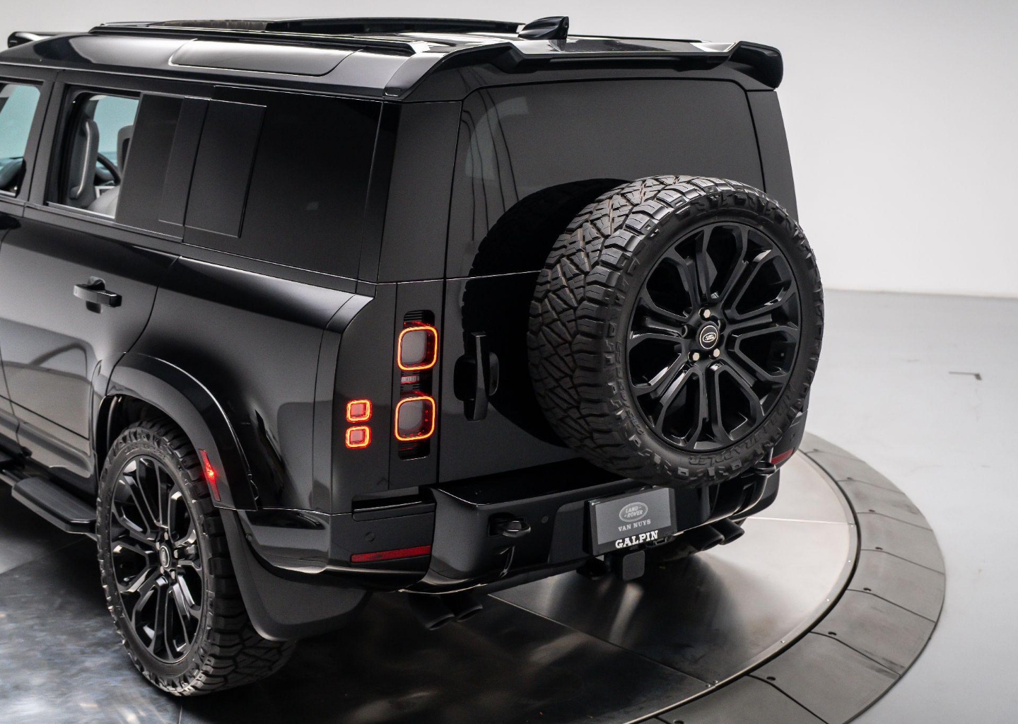 2025 Land Rover Defender X-Dynamic SE - Photo 41