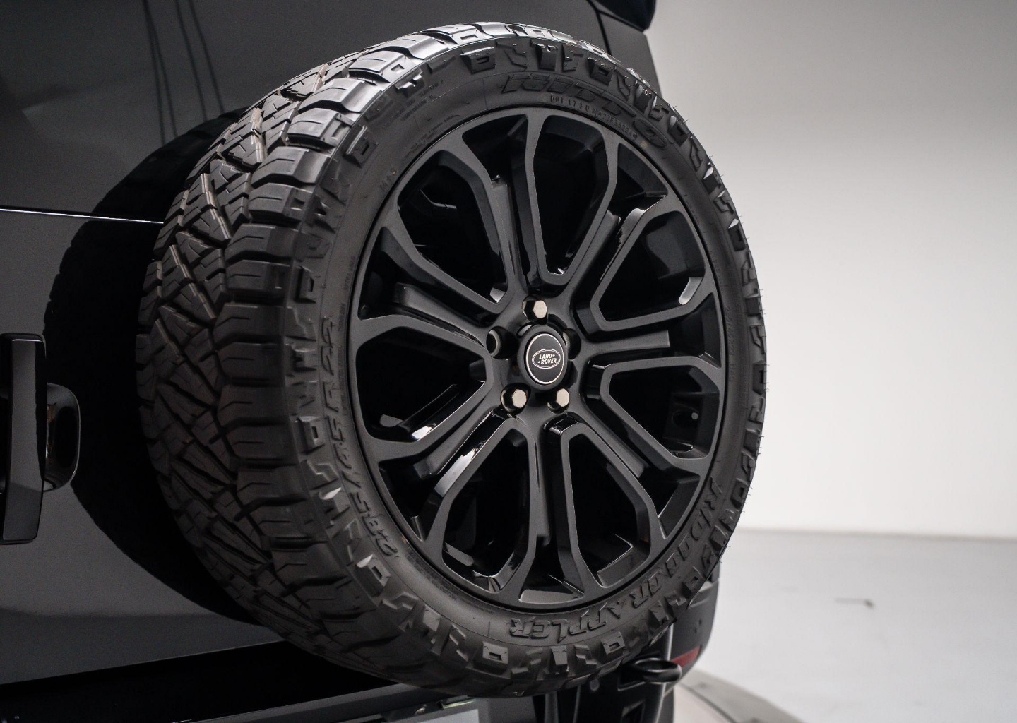2025 Land Rover Defender X-Dynamic SE - Photo 42