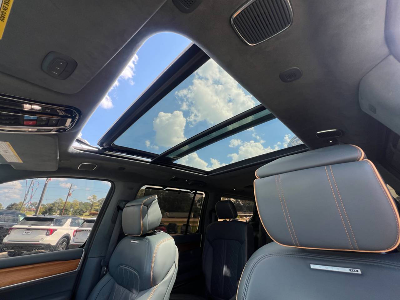 2022 Jeep Grand Wagoneer Series III - Photo 11