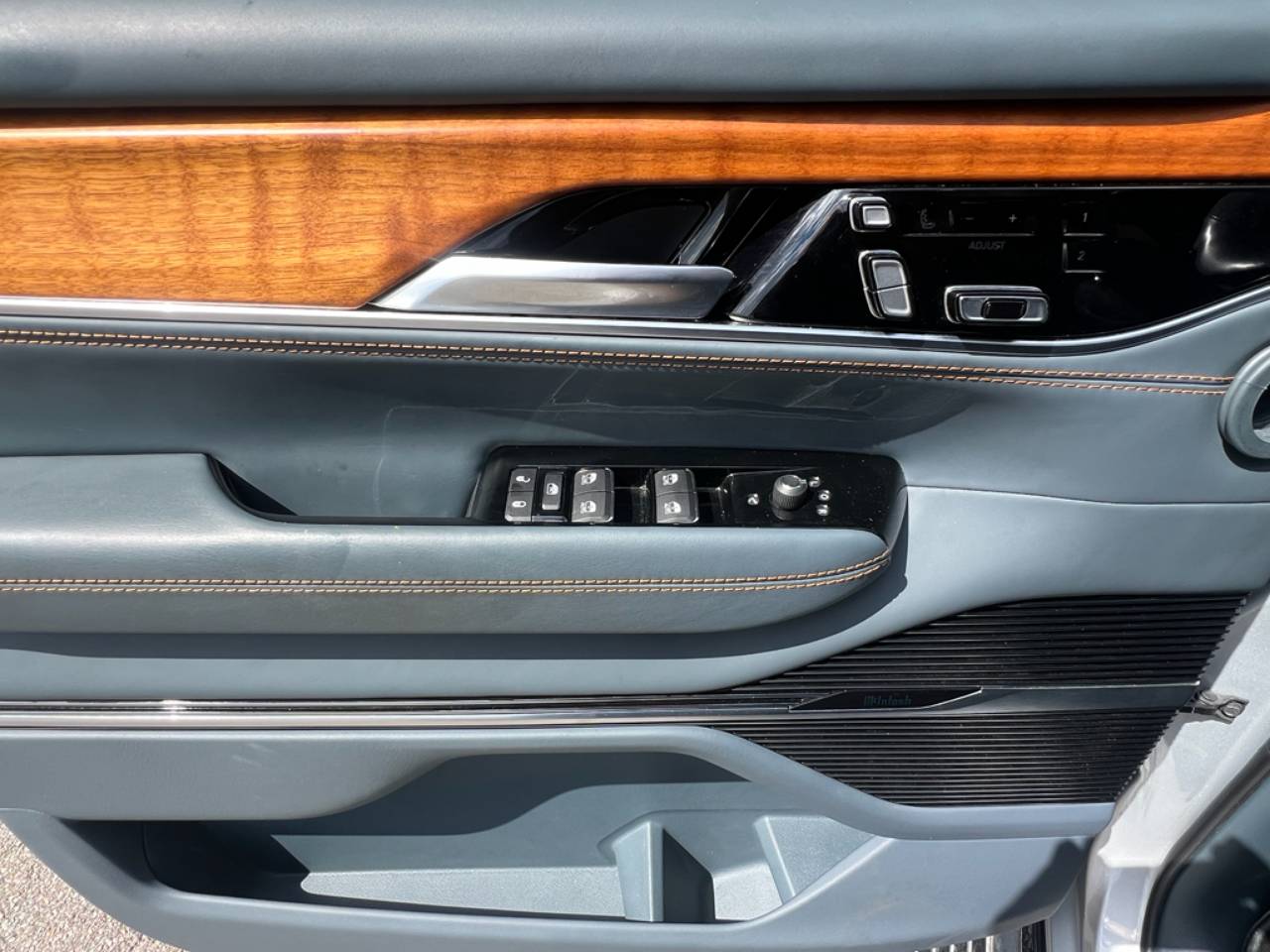 2022 Jeep Grand Wagoneer Series III - Photo 12