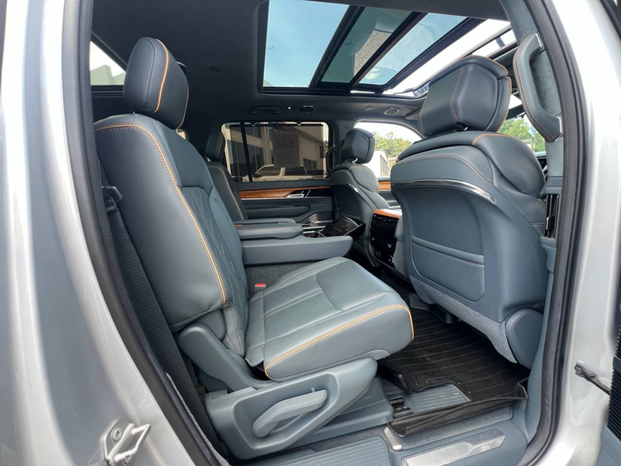 2022 Jeep Grand Wagoneer Series III - Photo 36