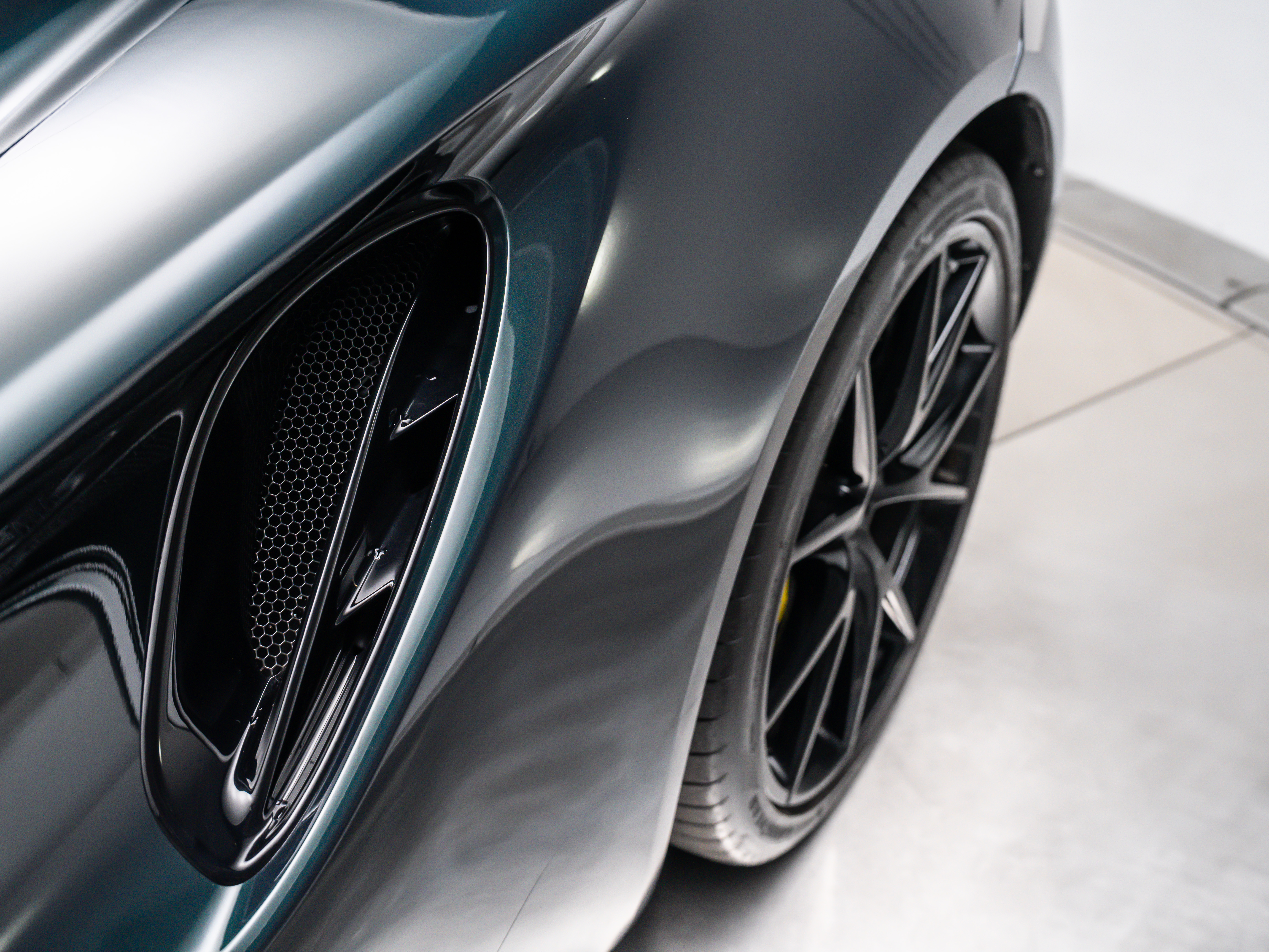 2026 Lotus Emira Turbo SE - Photo 15