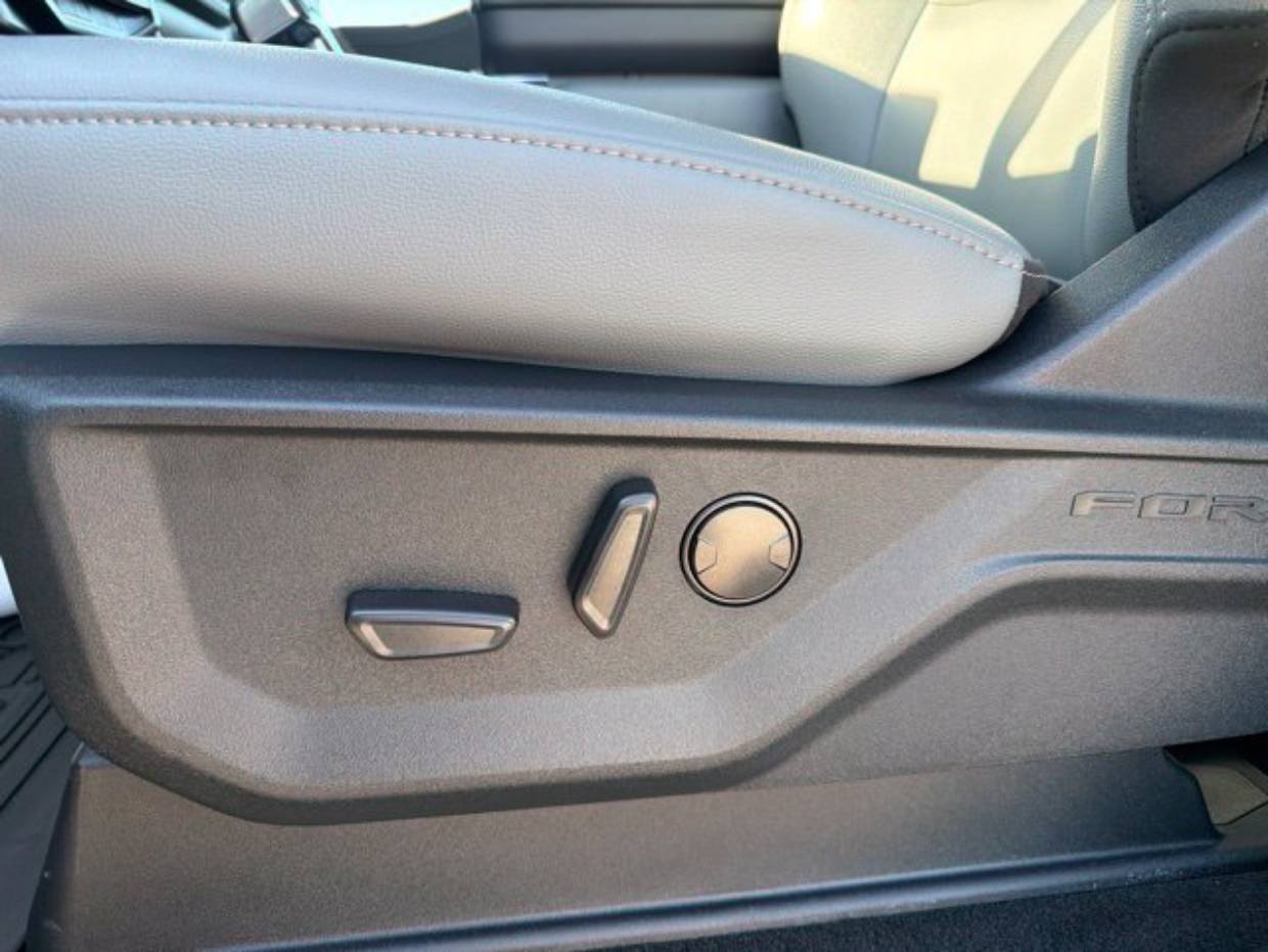 2025 Ford F-150 Lightning Flash - Photo 16