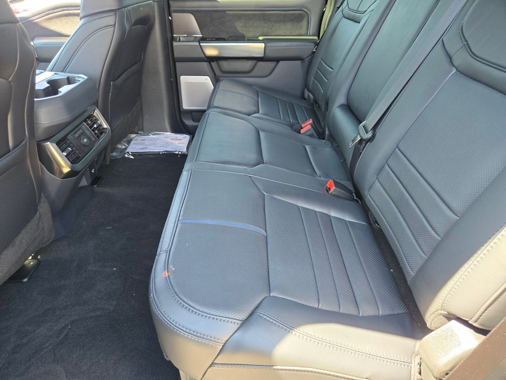 2026 Ford F-350 Super Duty Platinum - Photo 11