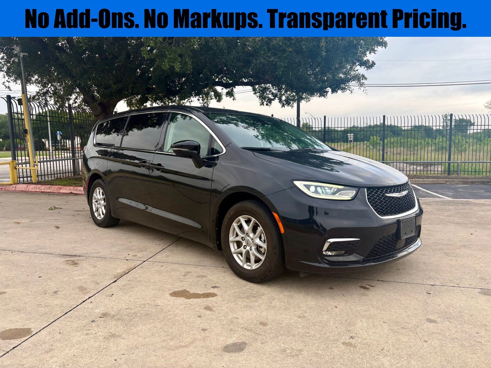 2024 Chrysler Pacifica Touring L's photo