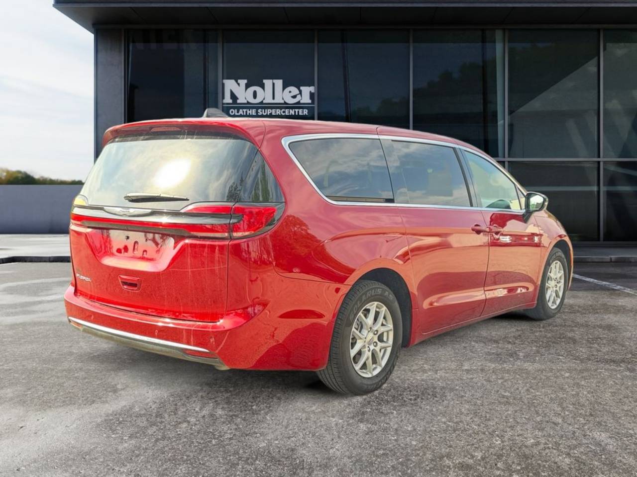 2025 Chrysler Pacifica Select's photo