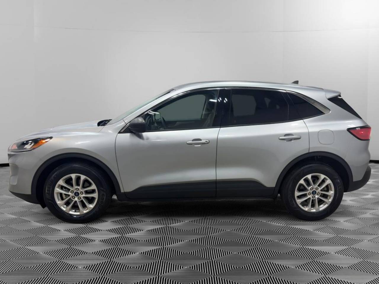 Used 2022 Ford Escape SE with VIN 1FMCU0G63NUA43691 for sale in Wapakoneta, OH