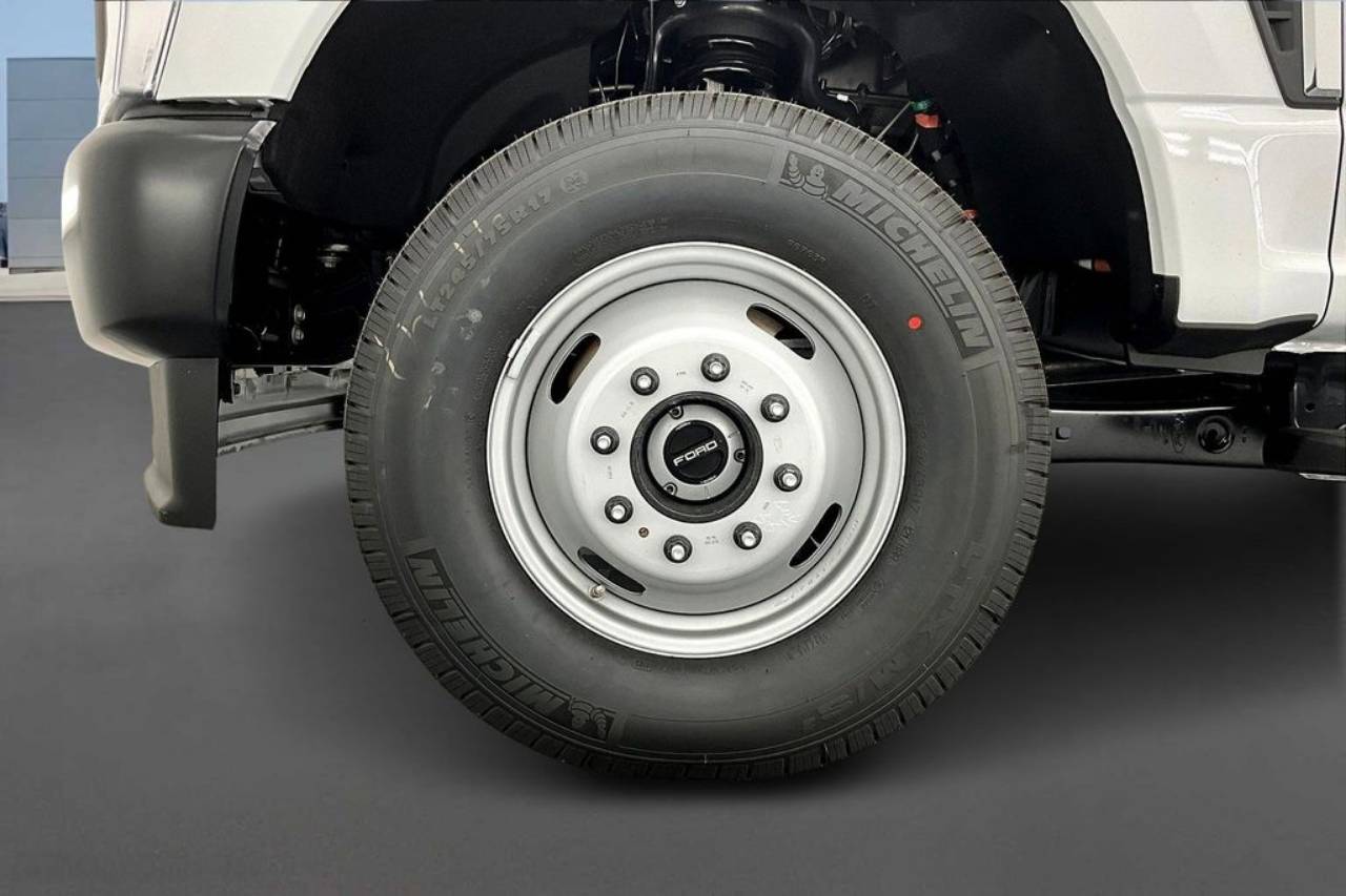 2025 Ford F-350 Super Duty Chassis Cab XL - Photo 12