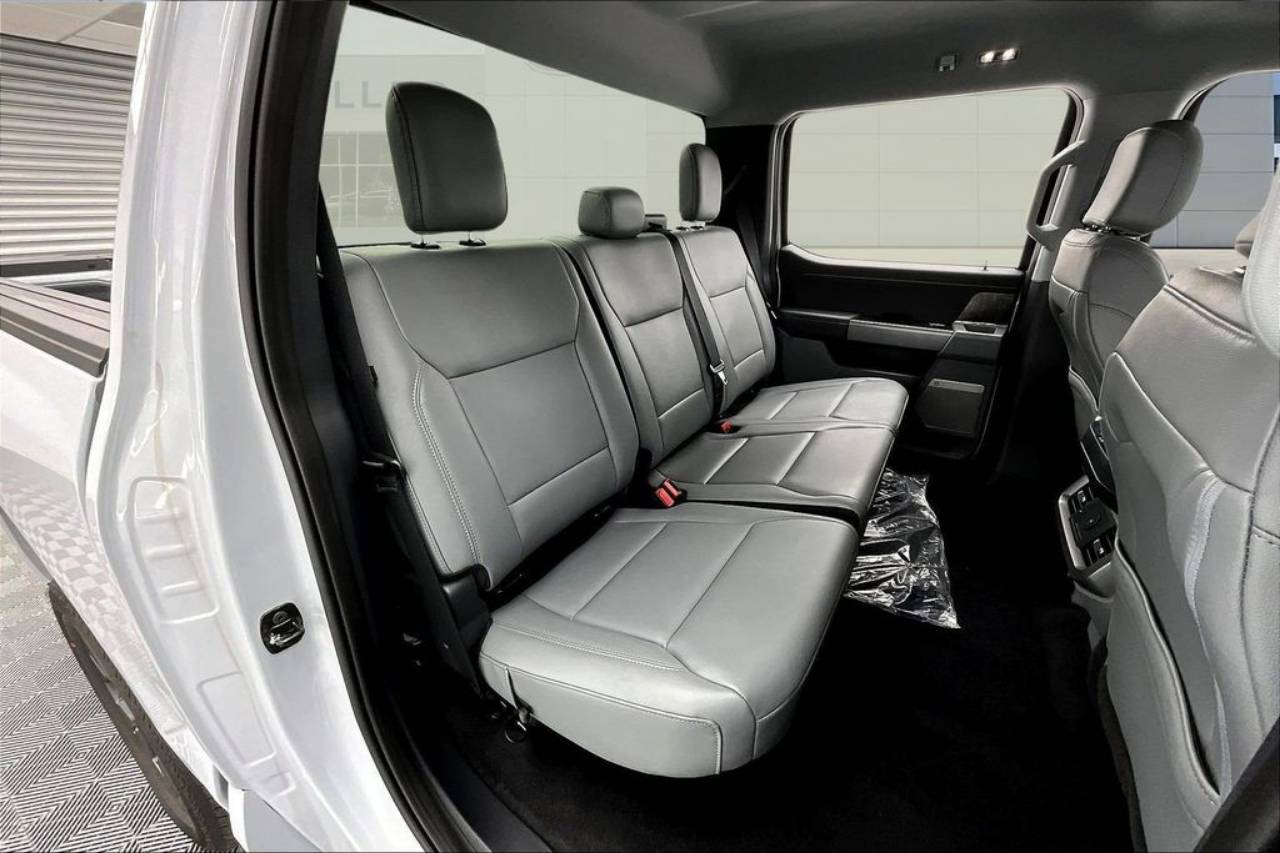 2025 Ford F-150 Lightning Flash - Photo 10