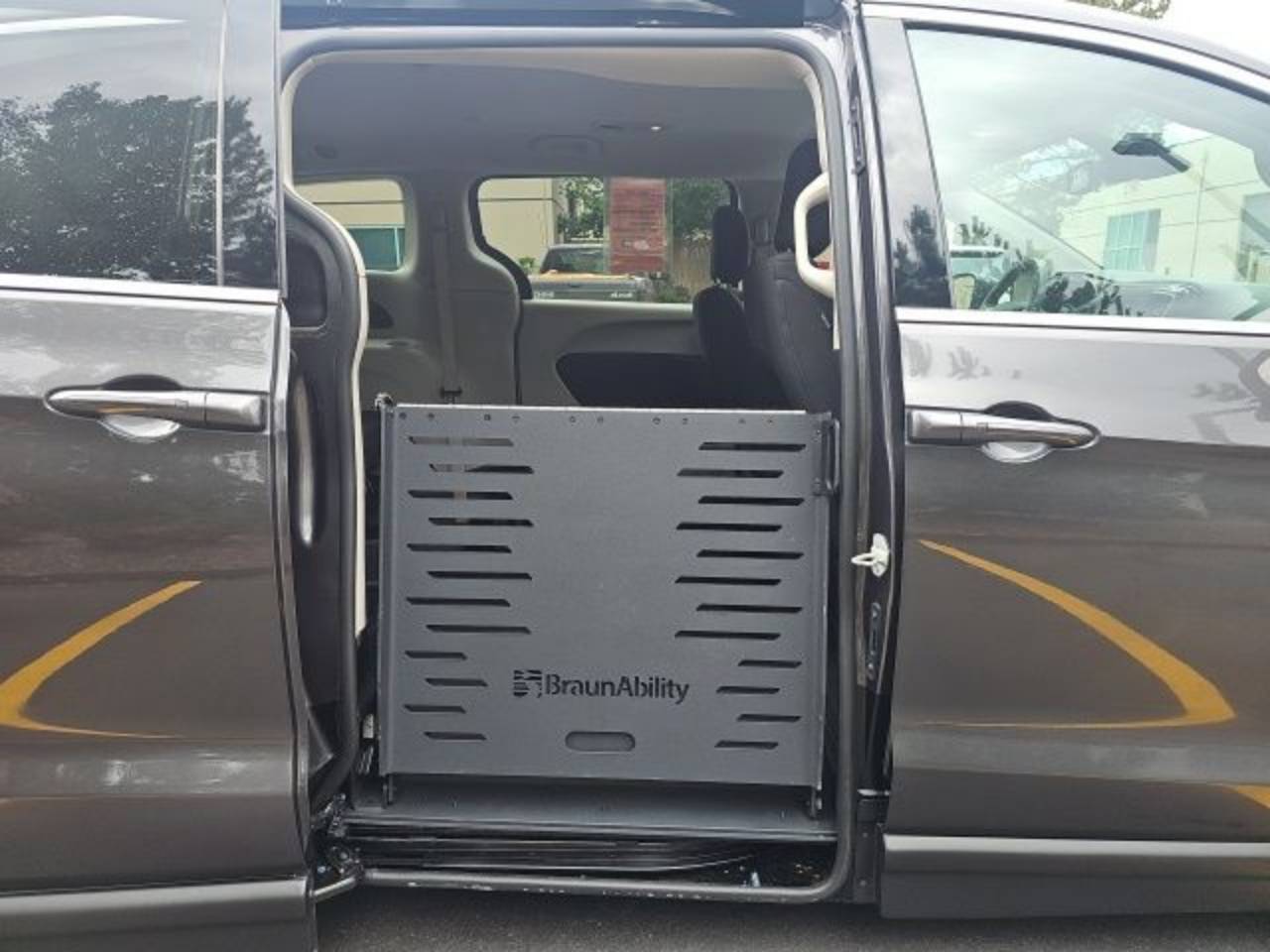 2023 Chrysler Voyager LX - Photo 7