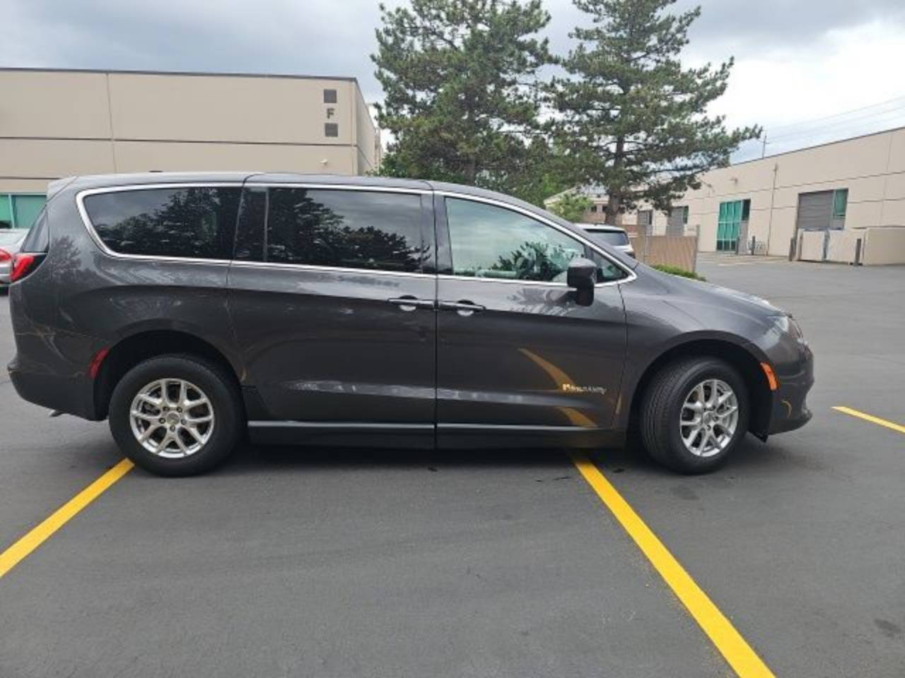 2023 Chrysler Voyager LX - Photo 8