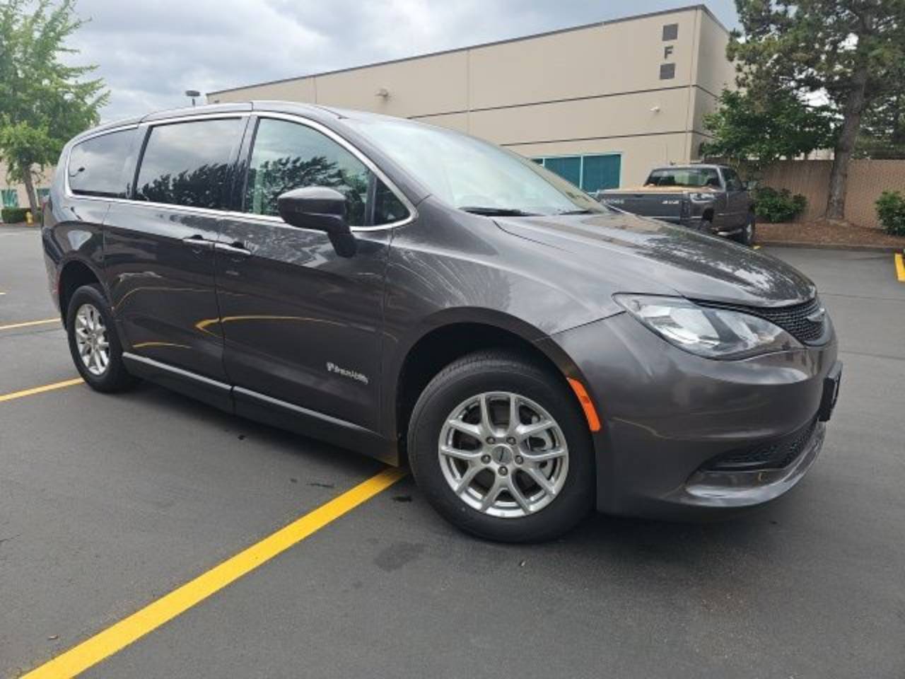 2023 Chrysler Voyager LX - Photo 9