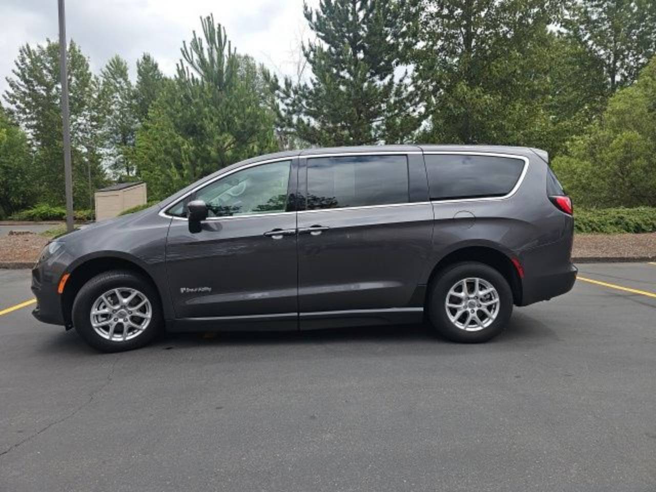 2023 Chrysler Voyager LX - Photo 13