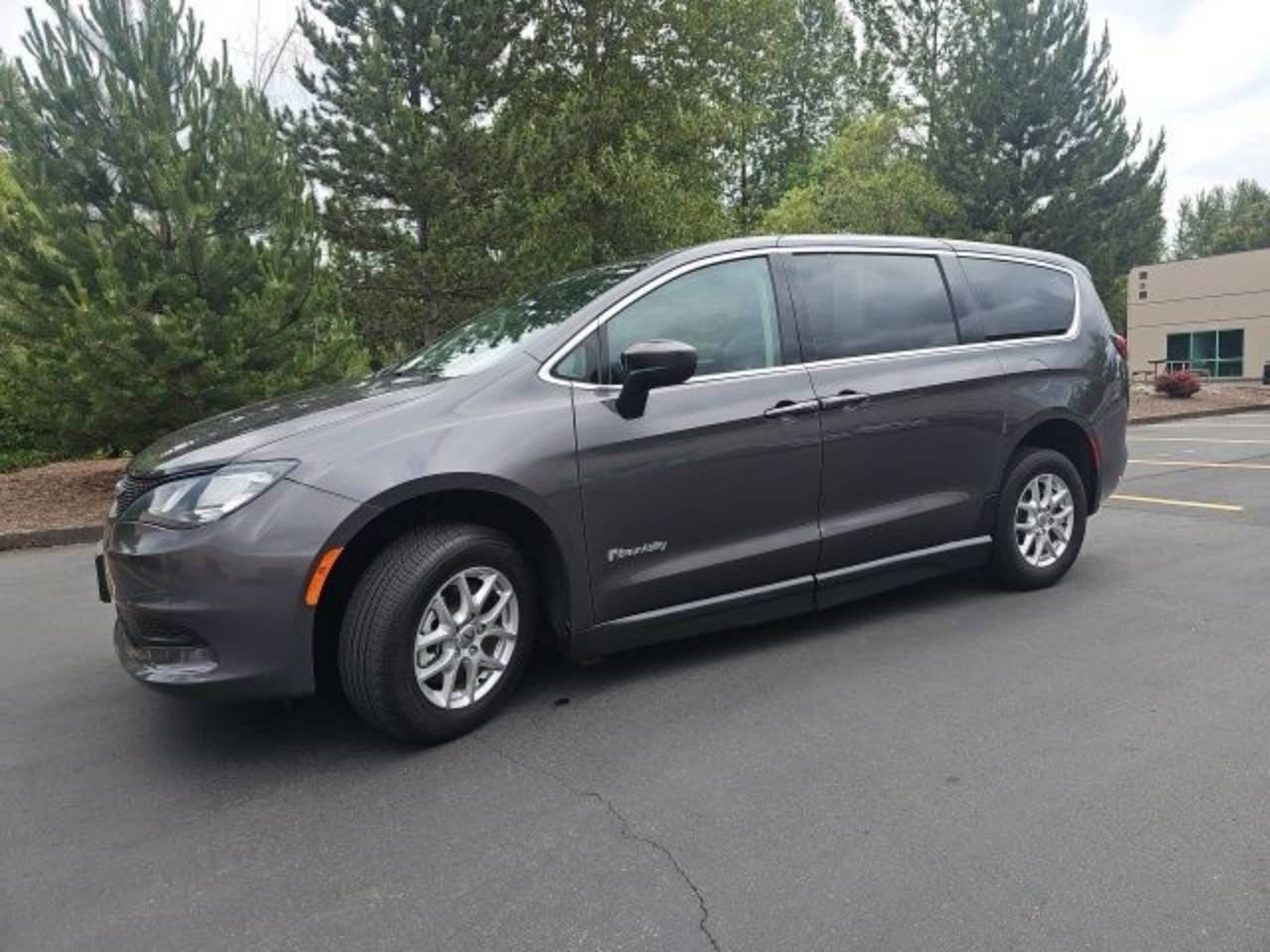 2023 Chrysler Voyager LX - Photo 14