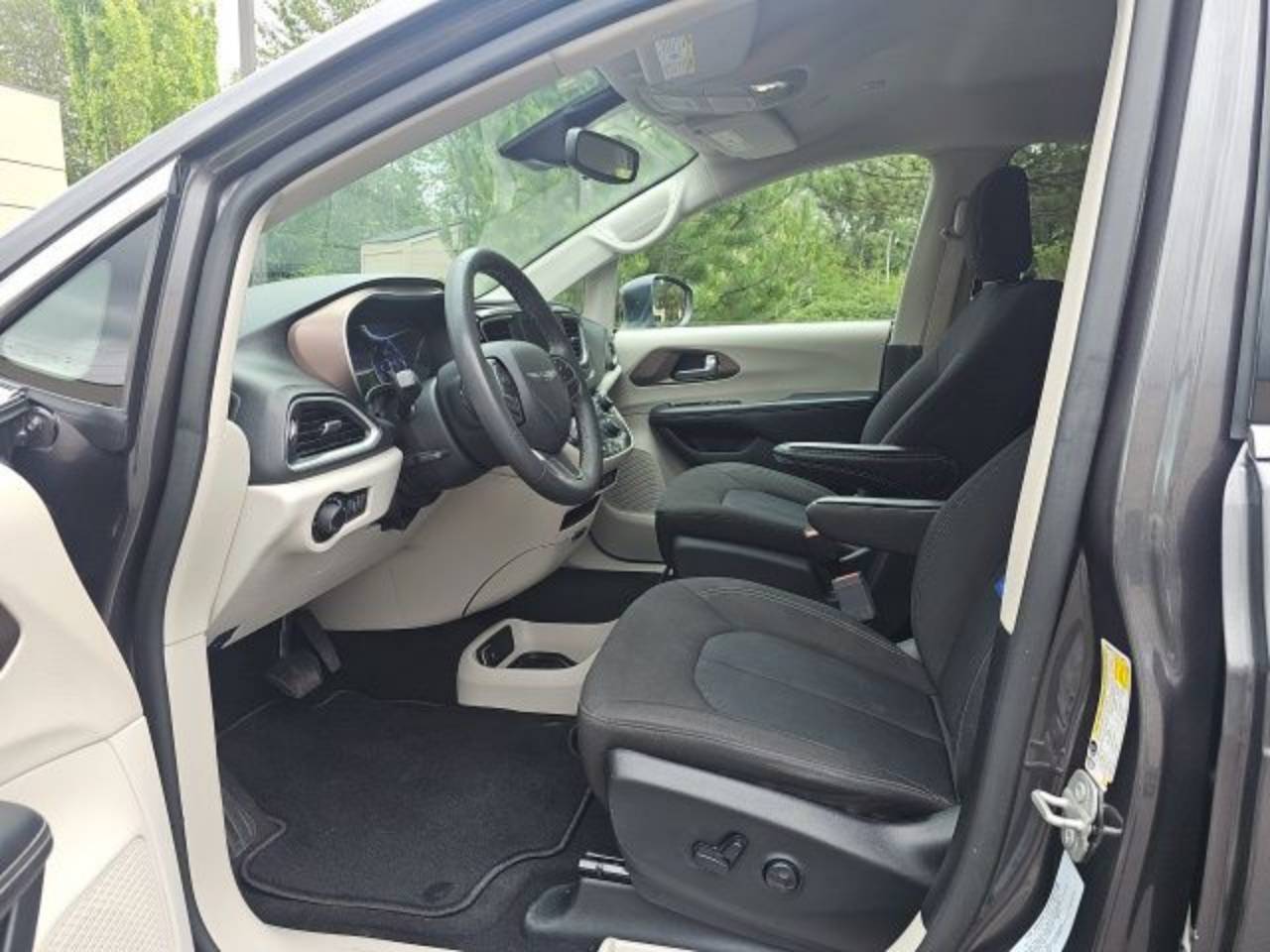 2023 Chrysler Voyager LX - Photo 16