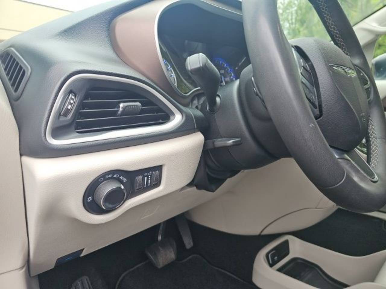 2023 Chrysler Voyager LX - Photo 17