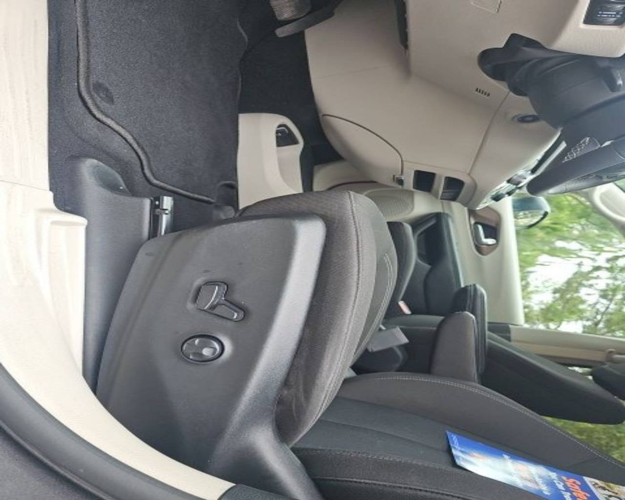 2023 Chrysler Voyager LX - Photo 18