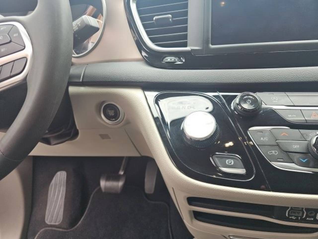 2023 Chrysler Voyager LX - Photo 24