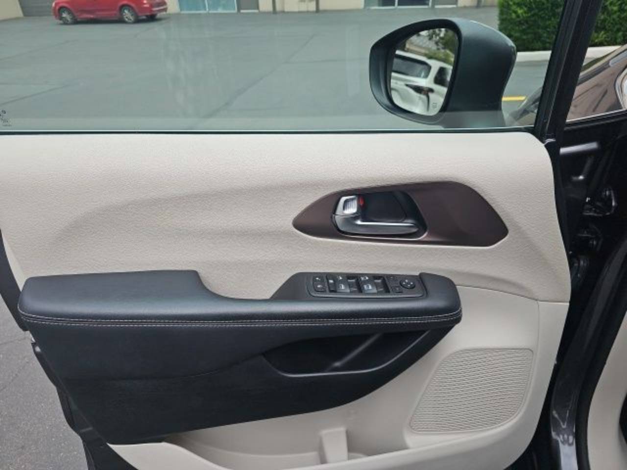 2023 Chrysler Voyager LX - Photo 29