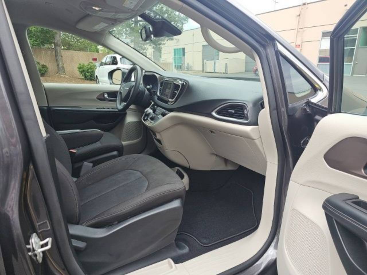 2023 Chrysler Voyager LX - Photo 30