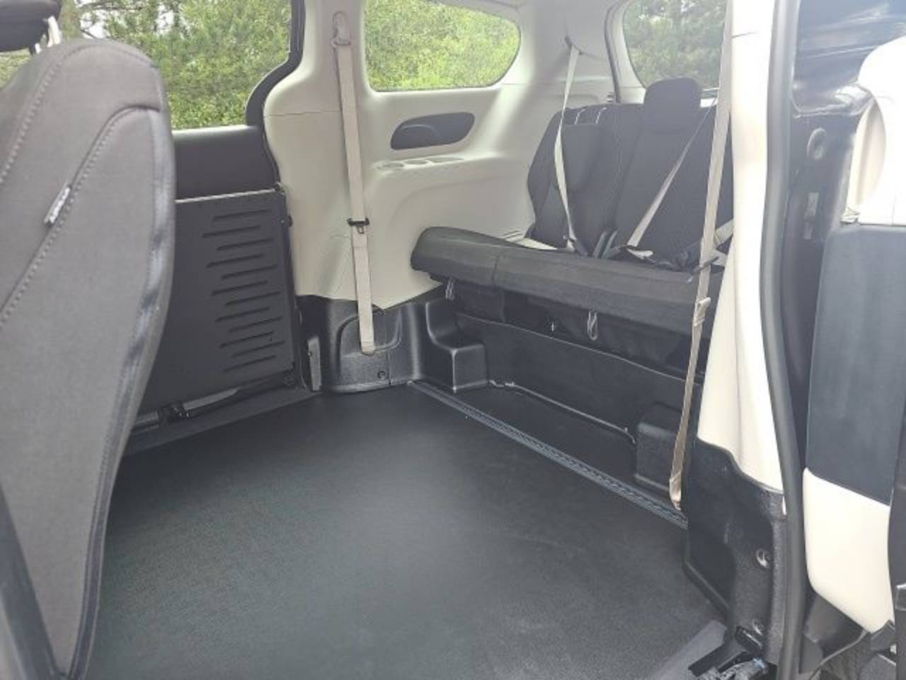 2023 Chrysler Voyager LX - Photo 32