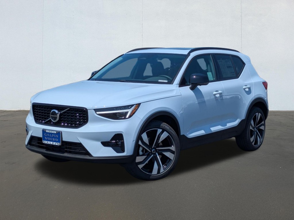 2026 Volvo XC40 Plus, B5 AWD Gas (mild hybrid), Dark