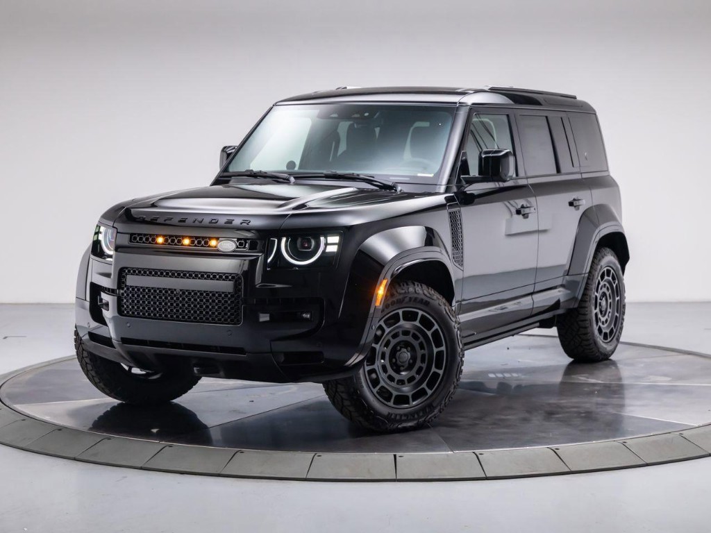 2026 Land Rover Defender P635 OCTA Black