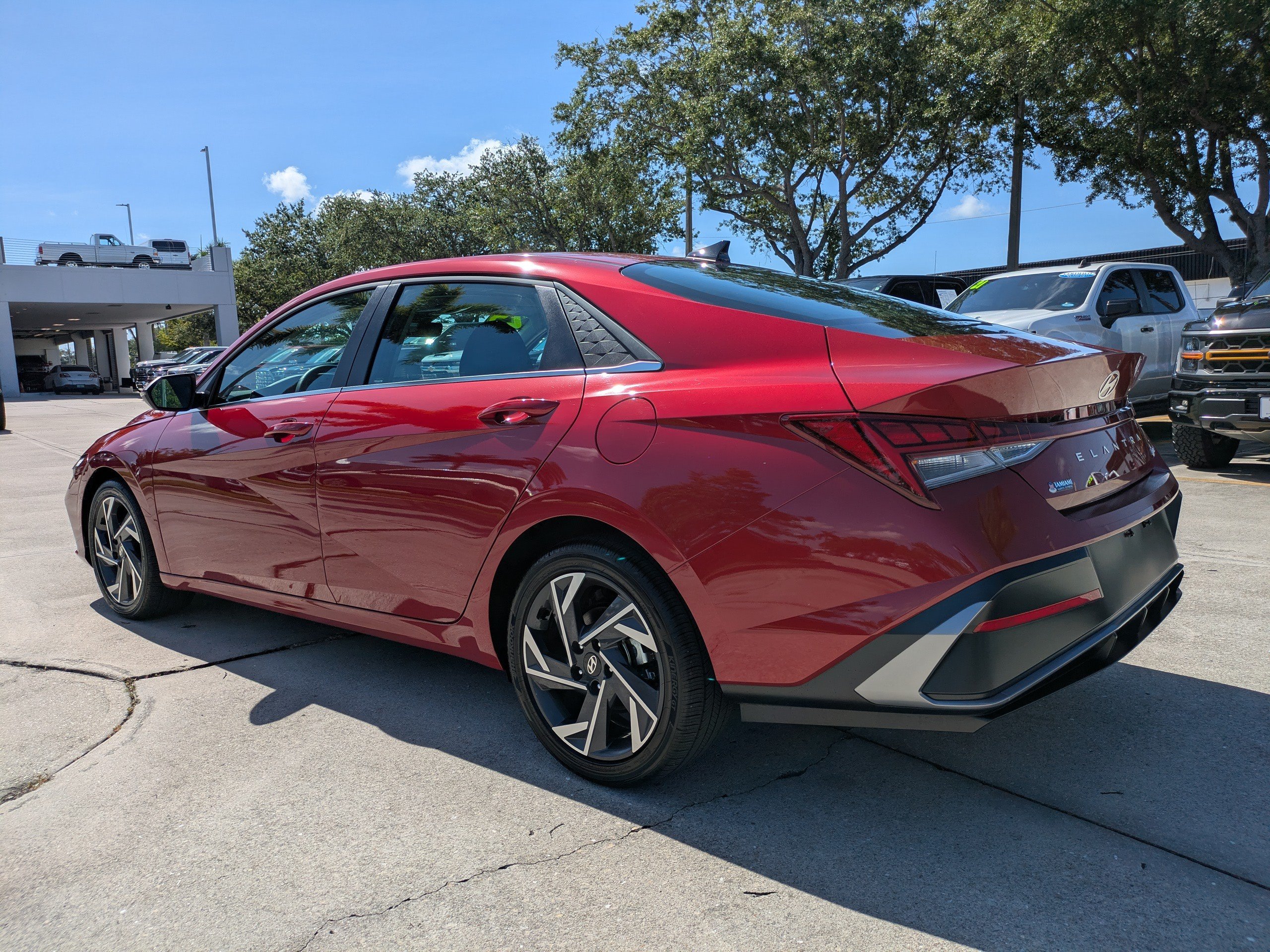 2025 Hyundai Elantra Limited - Photo 6