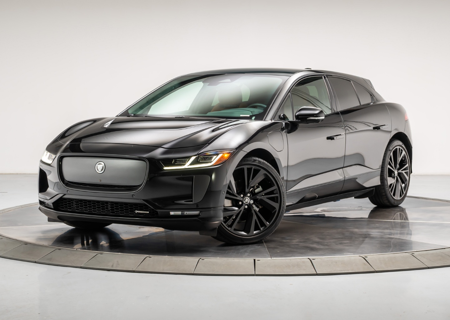 2024 Jaguar I-PACE EV 400 R-Dynamic HSE's photo