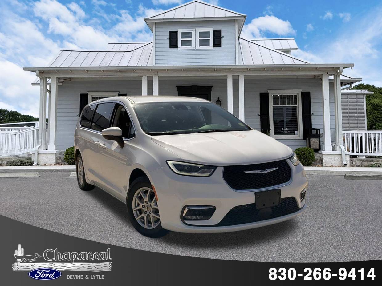 2023 Chrysler Pacifica Touring L's photo