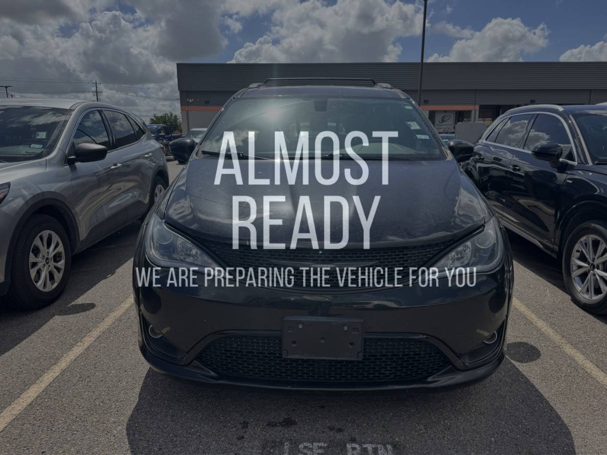 2019 Chrysler Pacifica Touring L's photo