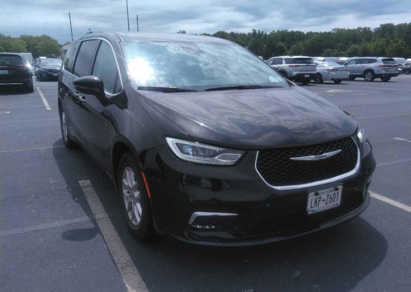 2024 Chrysler Pacifica Touring L's photo